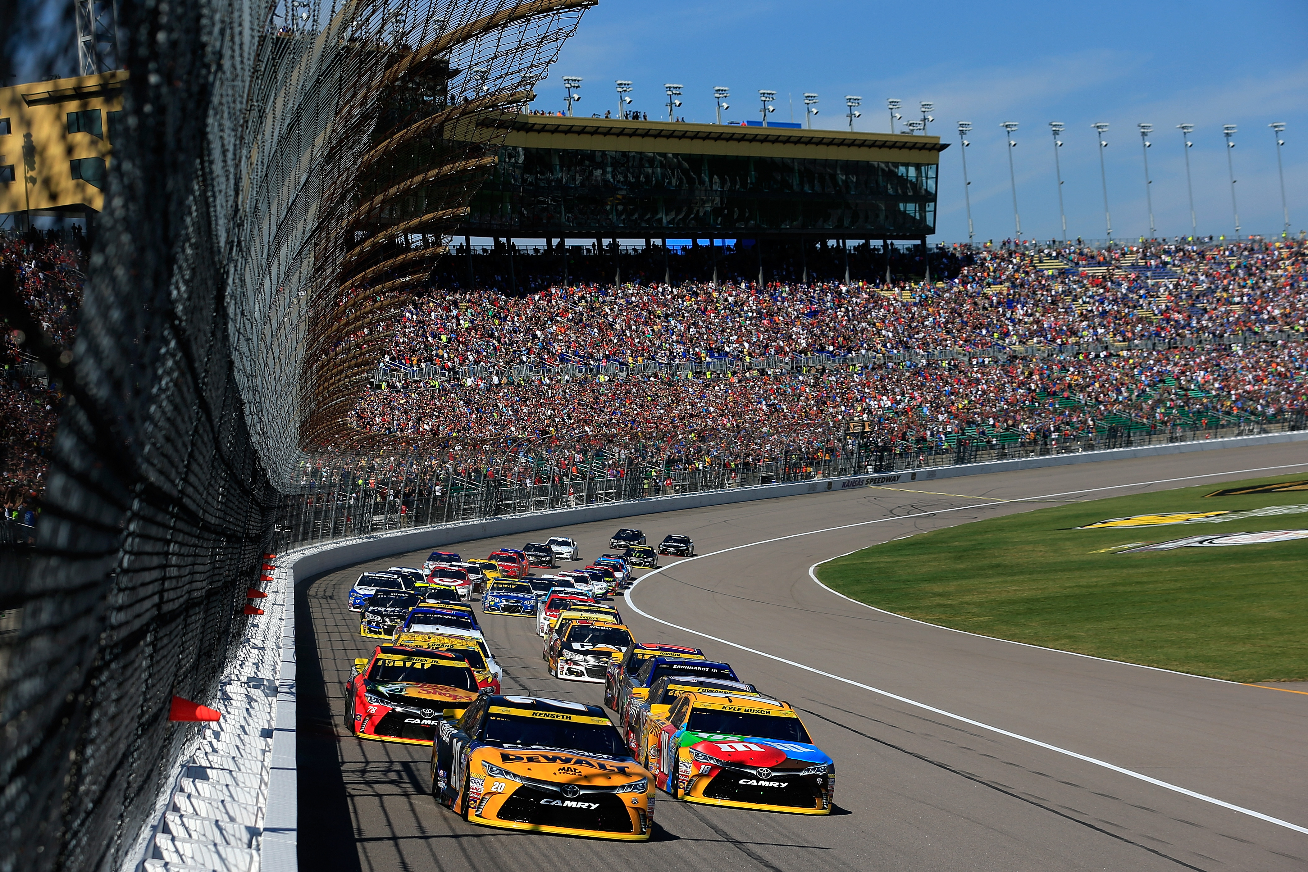 Гонки nascar. Автоспорт NASCAR. Наскар Канзас трасса. Гонка наскар кольцевые. Kansas Speedway Канзас.